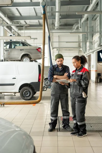 Jeune Technicienne Vêtements Travail Pointant Vers Affichage Tablette Numérique Tout — Photo