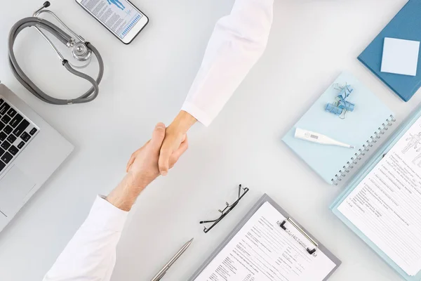 Poignée Main Deux Jeunes Cliniciens Prospères Blanc Saluant Sur Lieu — Photo