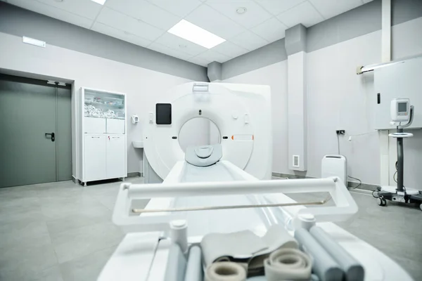 Muayene Odasındaki Muayene Koltuğuna Yerleştirilmiş Modern Ultrason Makinesi — Stok fotoğraf