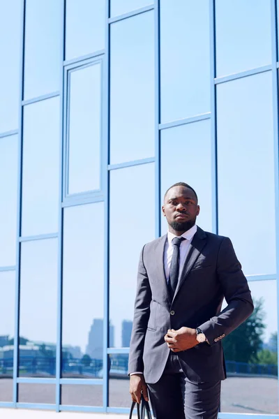 Joven Profesional Empresarial Africano Ropa Formal Pie Frente Cámara Contra —  Fotos de Stock