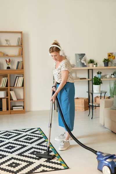 Contemporary Mature Housewife Casualwear Headphones Listening Music Cleaning Floor Living — Stock Photo, Image