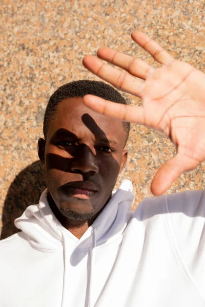 Молодой Серьезный Спортсмен Африканской Национальности Смотрит Умные Часы Левом Запястье — стоковое фото