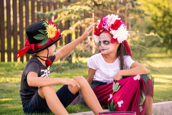 Lindo Chico Con Sombrero Camiseta Tocando Corona Floral Cabeza Chica — Foto de Stock