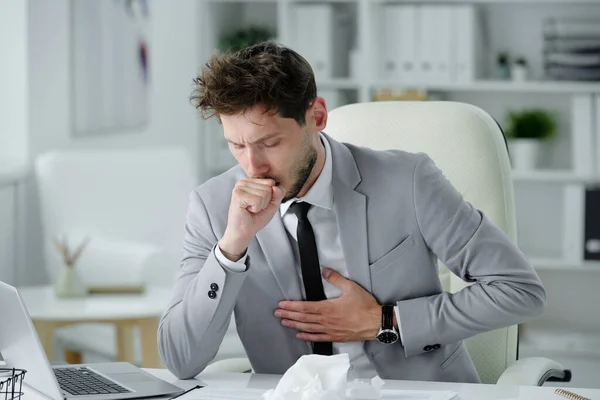 Uitgeputte Jonge Zakenman Liggend Tafel Met Papieren Verfrommelde Servetten Terwijl — Stockfoto