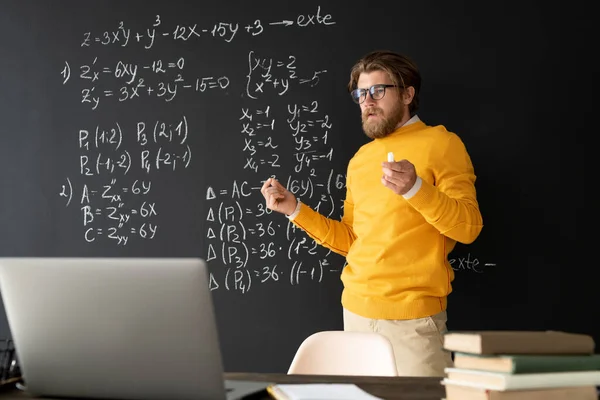 Confident Teacher Piece Chalk Pointing One Formulas Blackboard While Explaining — Stock Photo, Image