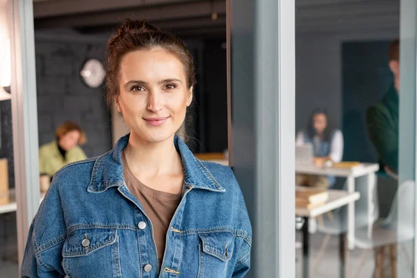 Mladá Úspěšná Žena Office Manager Džínové Košili Při Pohledu Vás — Stock fotografie