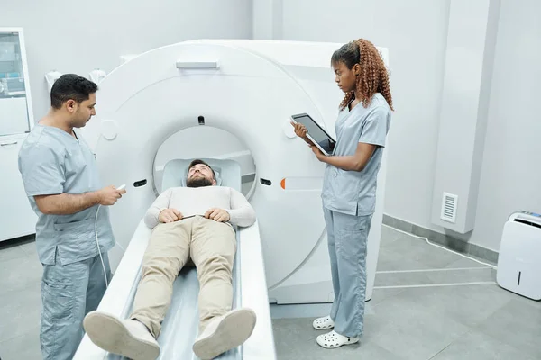 Enfermeira Médico Cama Hospital Verificar Condições Dos Pacientes — Fotografia de Stock