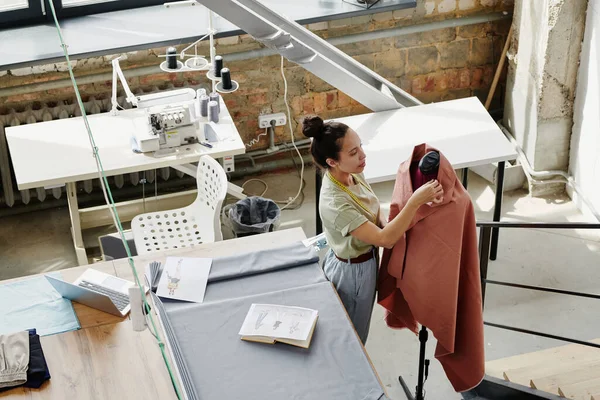 Junge Modedesignerin Arbeitet Mit Textil Attrappe Während Sie Tisch Mit — Stockfoto