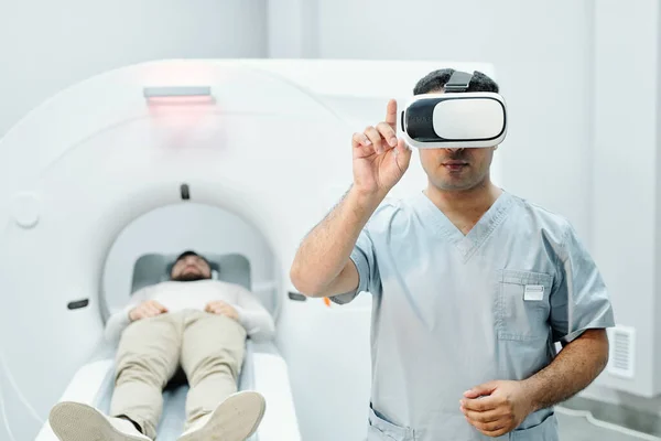 Enfermeira Fone Ouvido Realidade Virtual Preparando Para Procedimento Hospital — Fotografia de Stock