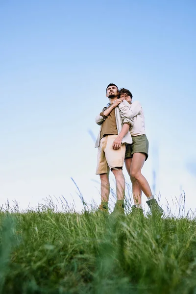 View Serene Girl Hugging Young Boyfriend While Enjoying Beauty Country — Stock Photo, Image