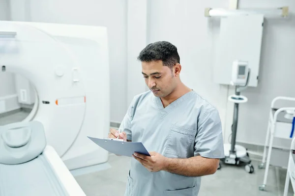 Portret Van Lachende Aantrekkelijke Verpleegster Scrubs Kruising Armen Borst Zorgt — Stockfoto