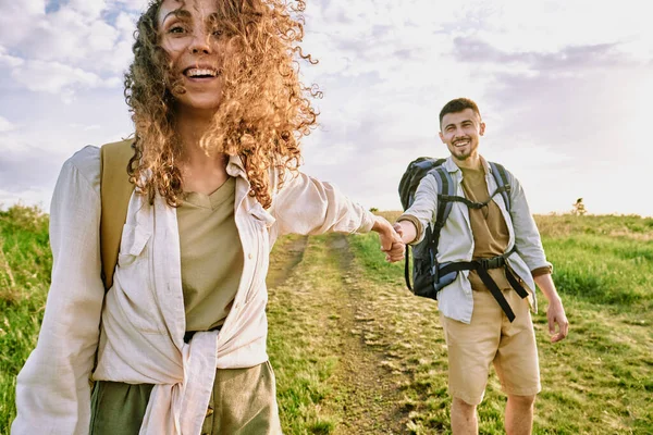 Alegre Pareja Joven Con Bolsos Tomados Mano Moviéndose Largo Del —  Fotos de Stock