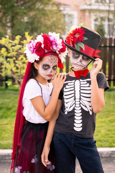 Zwei Düstere Halloween Kinder Mit Aufgemalten Gesichtern Stehen Dicht Dicht — Stockfoto