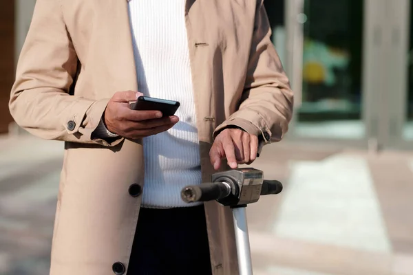 Mitten Avsnitt Affärsman Beige Trenchcoat Och Vit Stickad Pullover Rulla — Stockfoto