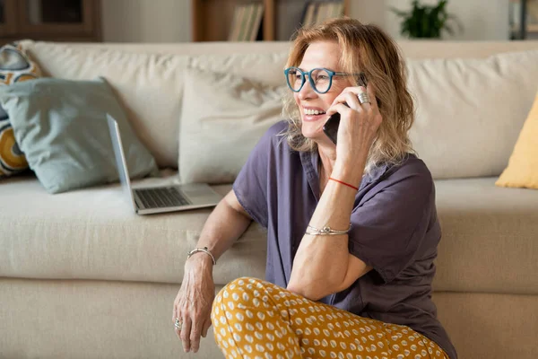 Glückliche Reife Blonde Frau Freizeitkleidung Sitzt Auf Dem Boden Neben — Stockfoto