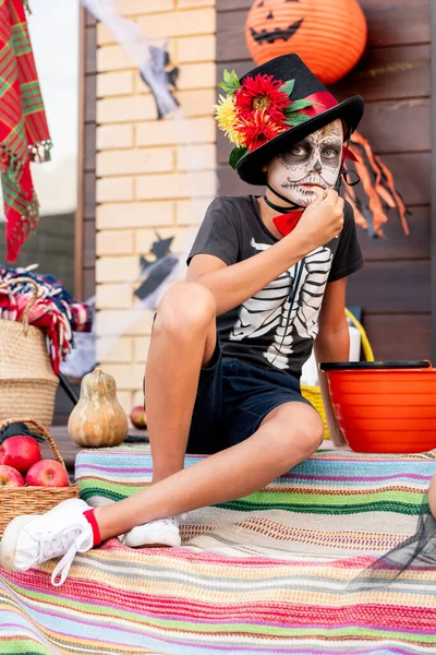 Serieuze Jongen Slimme Halloween Kostuum Zittend Tapijt Tussen Manden Voorkant — Stockfoto