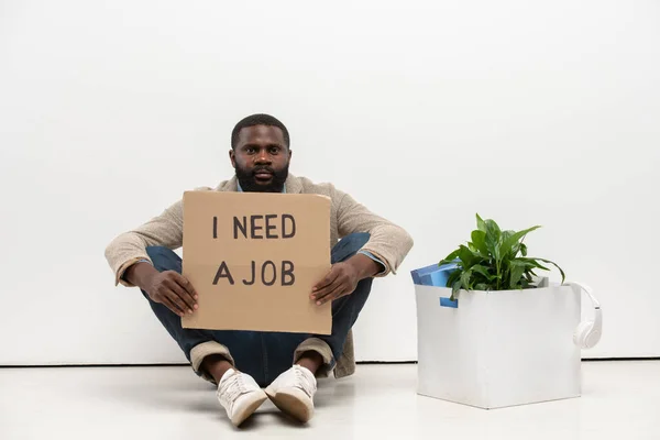 Junger Arbeitsloser Mann Afrikanischer Herkunft Mit Einem Stück Pappe Auf — Stockfoto