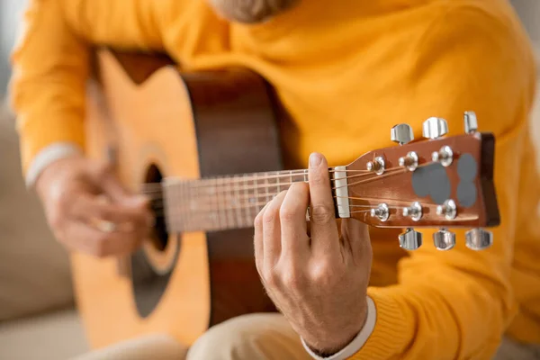 Junge Zeitgenössische Männliche Musiker Freizeitkleidung Spielen Akustikgitarre Während Sie Hause — Stockfoto