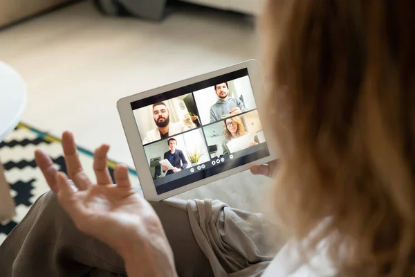 Tablet Digital Com Quatro Participantes Conferência Line Exibição Durante Comunicação — Fotografia de Stock