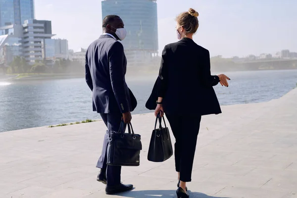 Bakifrån Två Unga Affärspartners Formalwear Och Skyddsmasker Talar Medan Rör — Stockfoto