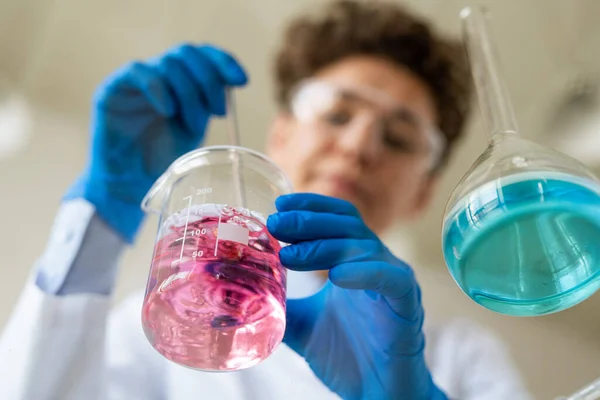 과학자나 연구가들이 피펫을 데리고 실험을 부리에서 분홍색 물질을 채취하는 — 스톡 사진