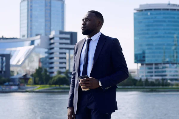 Junge Afrikanische Geschäftsleute Eleganten Anzug Trinken Flussufer Während Sie Sonnigen — Stockfoto