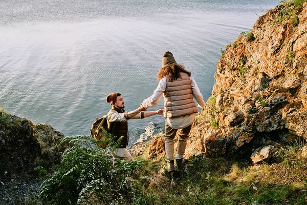 Jeune Homme Barbu Chapeau Donnant Main Petite Amie Tout Aidant — Photo