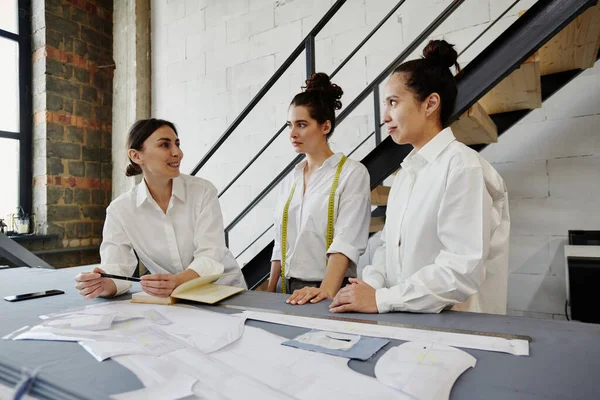 Grupo Designers Moda Moderna Criativa Camisas Brancas Brainstorming Discutir Ideias — Fotografia de Stock