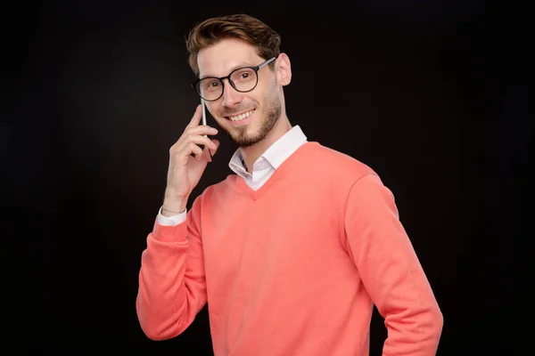 Lächelnder Selbstbewusster Junger Bärtiger Typ Mit Brille Der Vor Schwarzem — Stockfoto