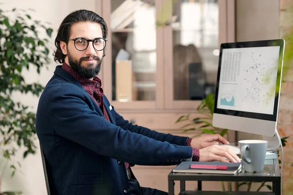 Jonge Succesvolle Makelaar Econoom Formele Kleding Zittend Aan Tafel Voor — Stockfoto