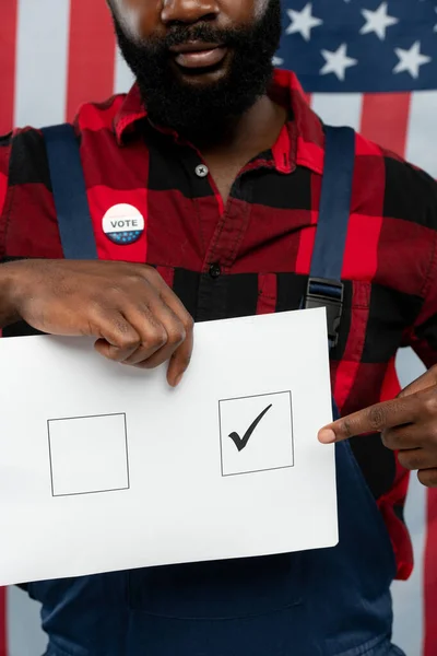 Junger Afroamerikanischer Reparateur Mit Wahlabzeichen Zeigt Auf Zecke Einem Der — Stockfoto