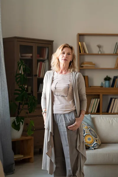 Reife Blonde Elegante Frau Grauer Freizeitbekleidung Die Mitten Wohnzimmer Vor — Stockfoto