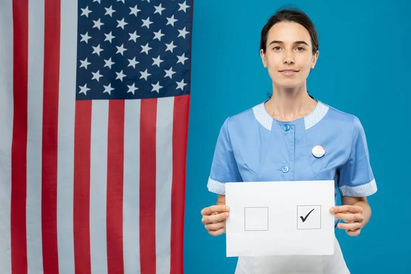 Junges Brünettes Zimmermädchen Blauer Uniform Zeigt Ihnen Ihren Stimmzettel Mit — Stockfoto