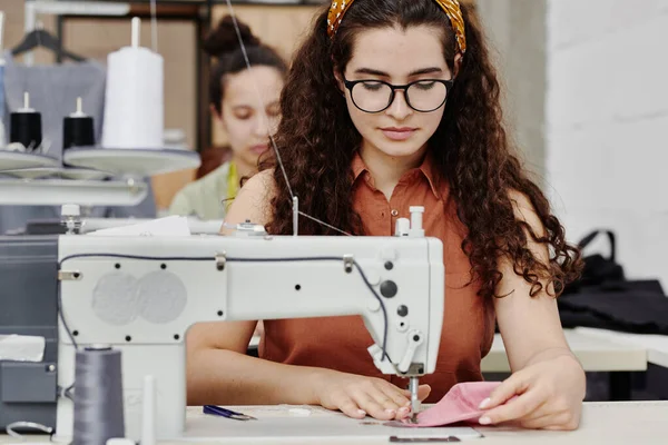 Giovane Cucitrice Seria Seduta Vicino Alla Macchina Cucire Elettrica Mentre — Foto Stock