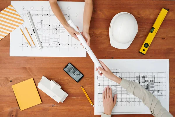 Flatlay Mão Arquitetura Jovem Passando Rolou Planta Para Colega Sobre — Fotografia de Stock