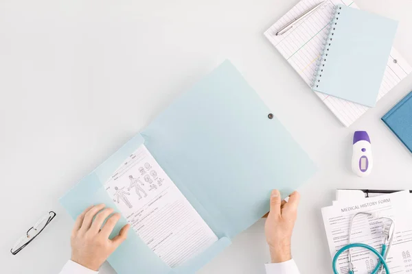 Händer Läkare Öppna Mapp Med Medicinska Dokument Samtidigt Som Kommer — Stockfoto