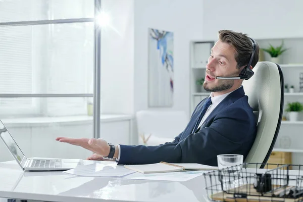 Operador Soporte Servicio Joven Hablando Con Cliente Utilizando Dispositivo Manos — Foto de Stock