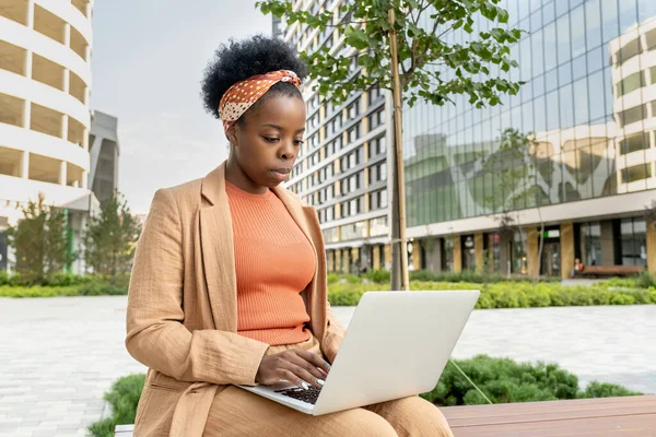 Ung Elegant Affärskvinna Afrikansk Etnicitet Med Laptop Knä Sitter Träbänk — Stockfoto