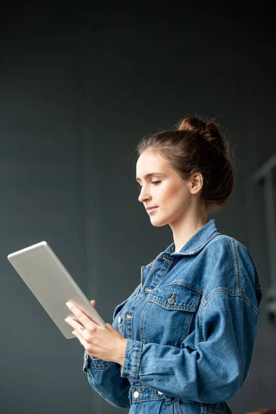 Mladá Brunetka Pracovnice Kanceláře Denim Casualwear Pomocí Digitálního Tabletu Při — Stock fotografie