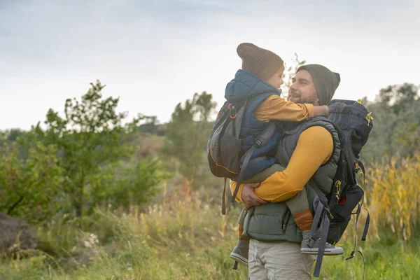 Jonge Liefhebbende Vader Met Rugzak Houden Zijn Schattige Zoontje Handen — Stockfoto