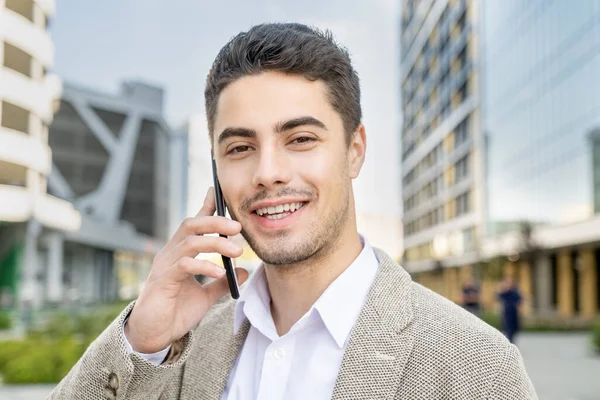 Gelukkige Jonge Succesvolle Zakenman Kijken Naar Met Een Tand Glimlach — Stockfoto