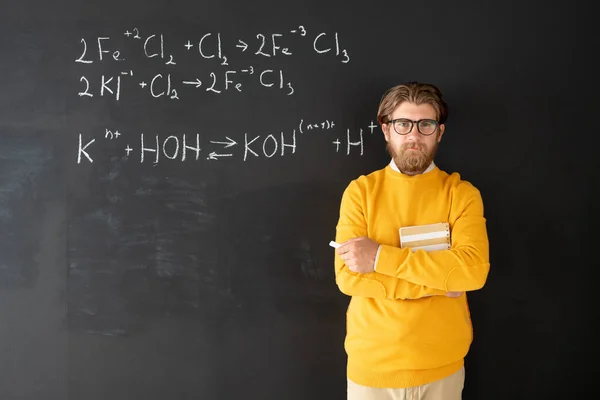 Young Successful Chemistry Teacher Casualwear Standing Blackboard Chemical Formulas Front — Stock Photo, Image