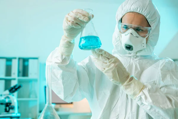 Jonge Hedendaagse Onderzoeker Beschermende Overalls Ademhalingsapparatuur Brillen Handschoenen Die Blauwe — Stockfoto