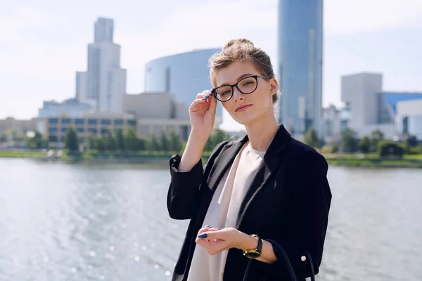 Joven Mujer Negocios Contemporánea Ropa Casual Inteligente Tocando Sus Gafas —  Fotos de Stock