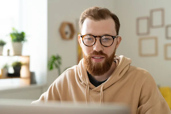 Young Bearded Freelance Designer Eyeglasses Looking Laptop Display While Scrolling — Stock Photo, Image