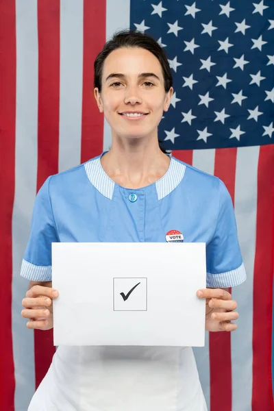 Junges Zeitgenössisches Lächelndes Zimmermädchen Blauer Uniform Zeigt Ihnen Ihren Stimmzettel — Stockfoto