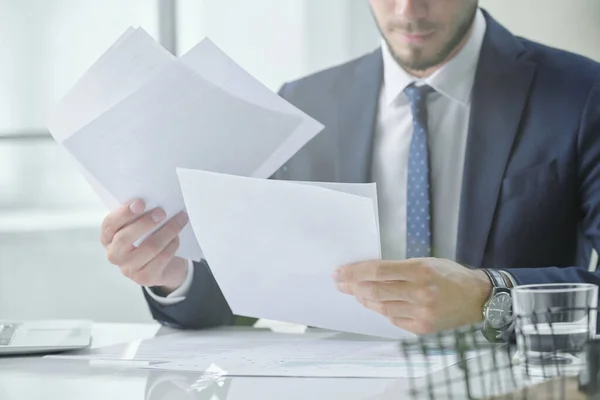 Ocupado Jovem Gerente Terno Formal Sentado Mesa Examinando Papéis Negócios — Fotografia de Stock