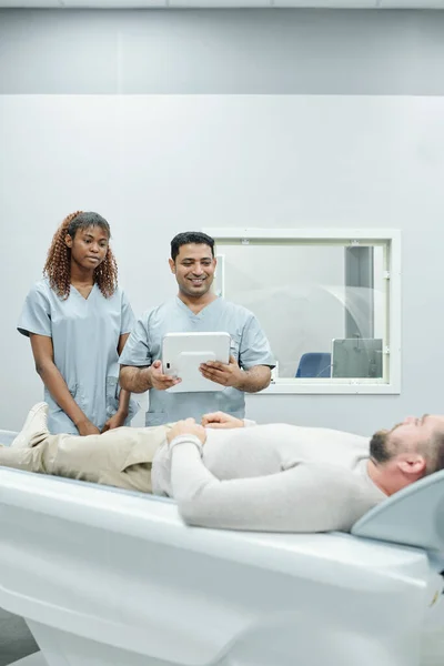 Young Nurse Preparing Bag While Giving Patient Mature Doctor Talking — Stock Photo, Image