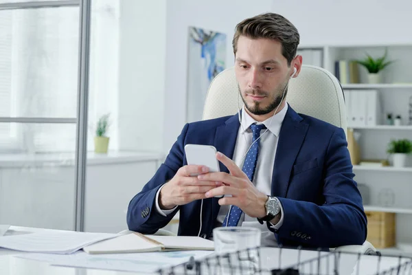 Retrato Del Gerente Negocios Serio Auriculares Sentados Escritorio Sosteniendo Teléfono — Foto de Stock