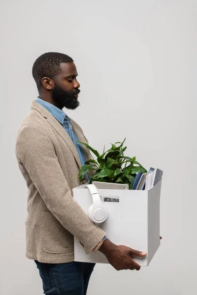 Zijaanzicht Van Jonge Bebaarde Afro Amerikaanse Kantoormedewerker Formele Kledingkast Met — Stockfoto